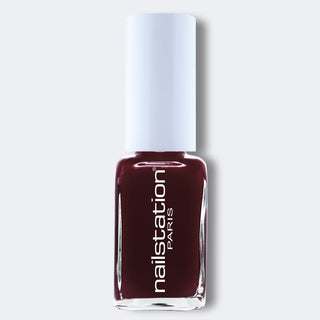 belle à courchevel | Maroon nail polish