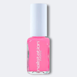 emirati lady | Neon pink nail polish