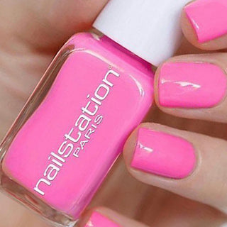 emirati lady | Neon pink nail polish
