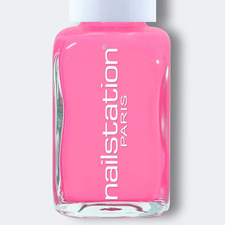 emirati lady | Neon pink nail polish