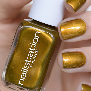 golden girl | Gold shimmer nail polish