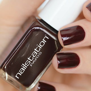 incontestable | Maroon nail polish