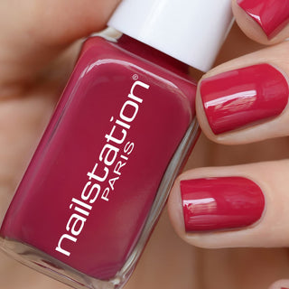 indispensable | Dark fuchsia nail polish