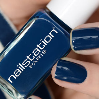 pétroleuses | Blue nail polish